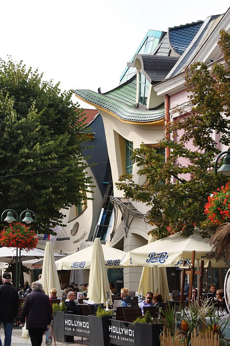 Xung quanh ngôi nhà có nhiều hàng xây xanh