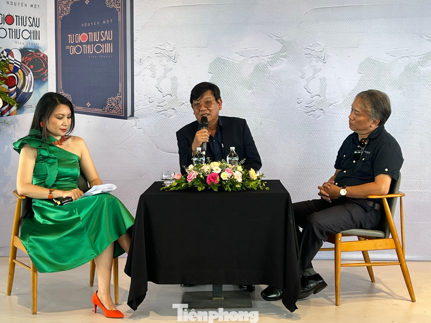 Nhà văn Nguyễn Một (giữa) ra mắt tiểu thuyết viết về chiến tranh Từ giờ thứ sáu đến giờ thứ chín. Ảnh: Nguyên Khánh.