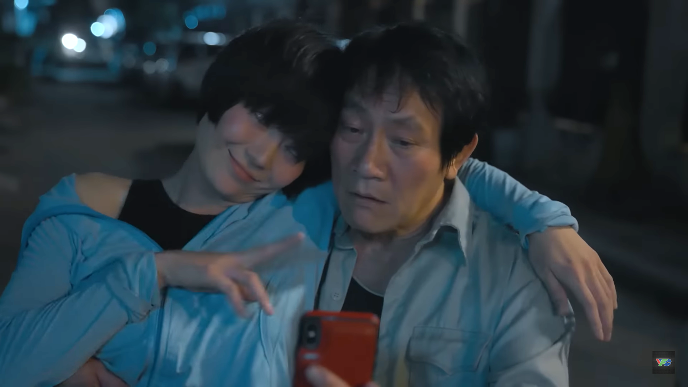 Luyến (Thanh Hương) đòi đi nhà nghỉ với Lưu (Hoàng Hải). Ảnh: CMH.