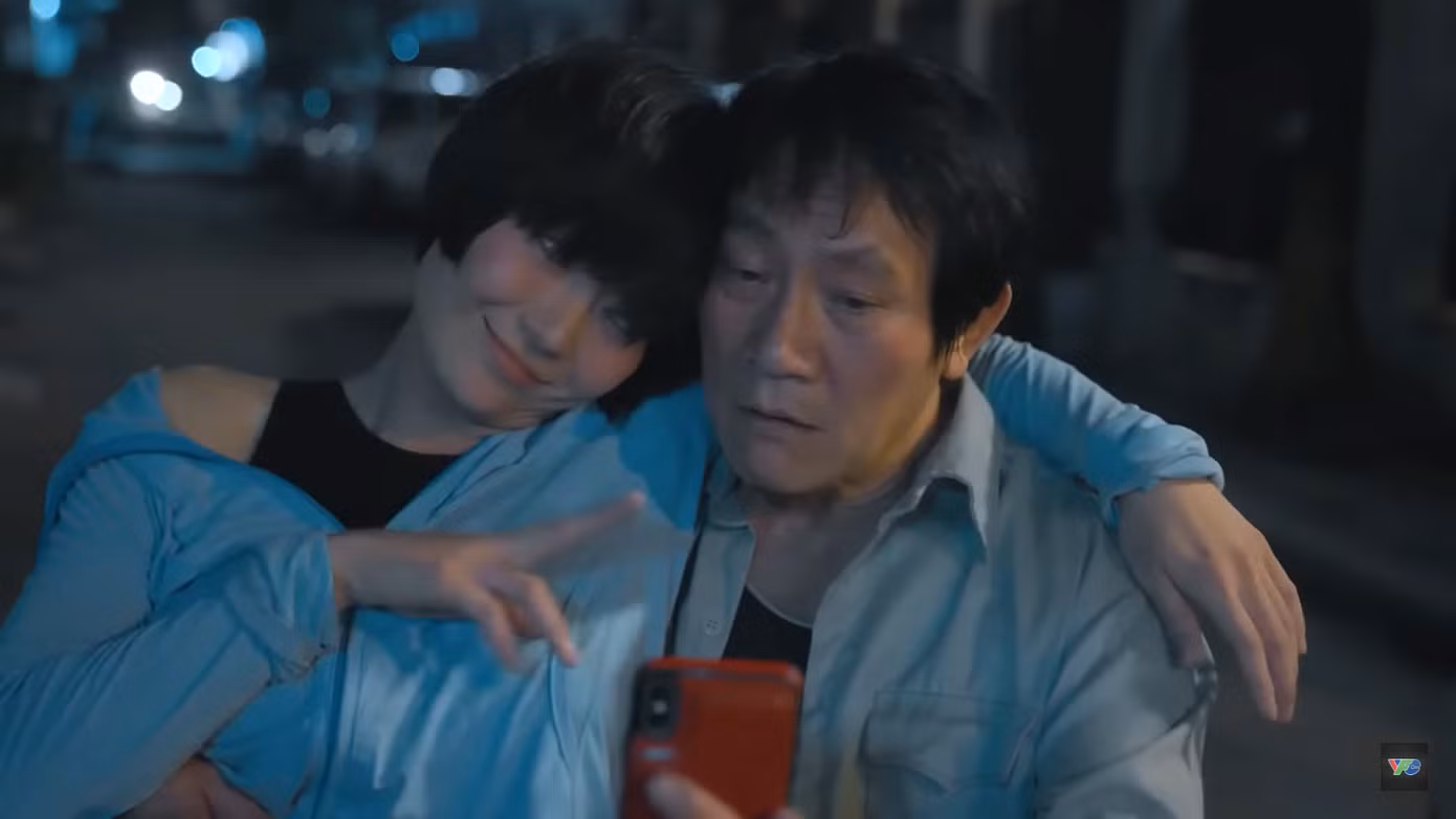 Luyến (Thanh Hương) đòi đi nhà nghỉ với Lưu (Hoàng Hải). Ảnh: CMH.
