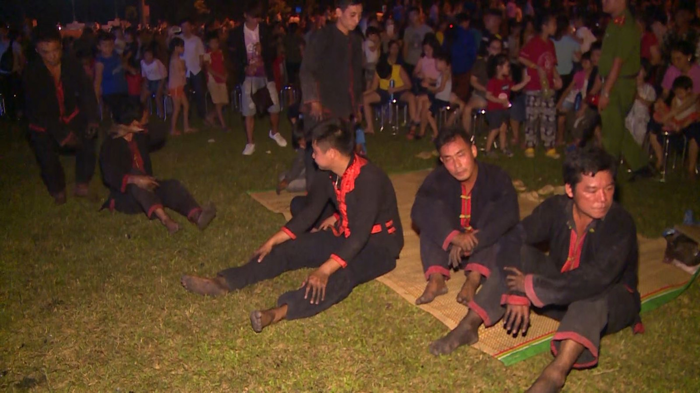 Chân tay người nhảy lửa không hề bị bỏng, trầy xước.