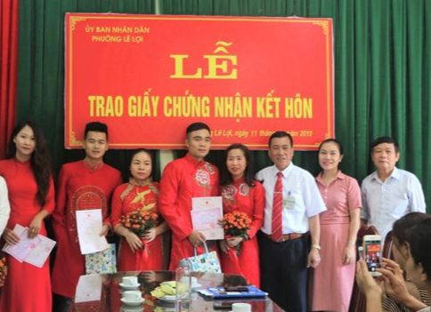 Nhiều địa phương thực hiện mô hình Chính quyền thân thiện vì nhân dân phục vụ. Nhiều địa phương thực hiện mô hình Chính quyền thân thiện vì nhân dân phục vụ.