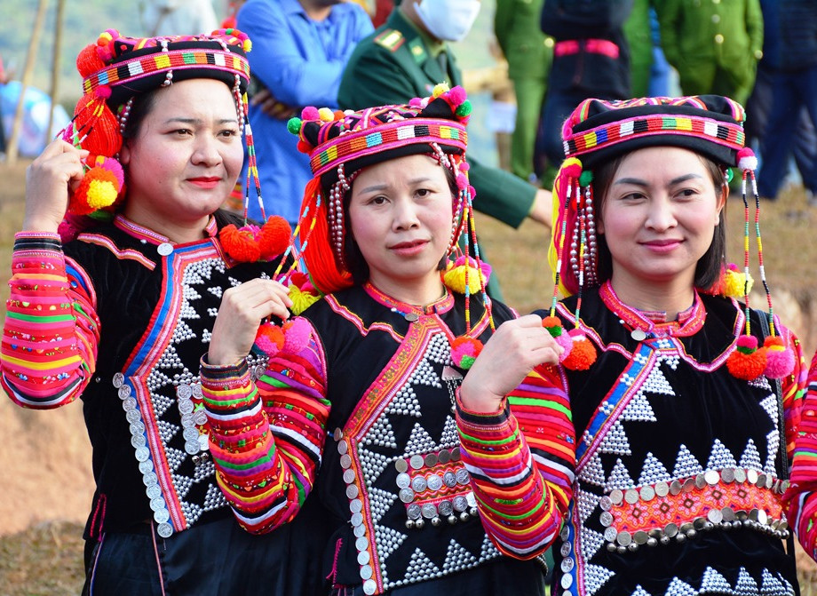 Hoa văn trang trí trên trang phục của người Hà Nhì rất cầu kỳ, thể hiện sự khéo léo của người phụ nữ. Ảnh: Bảo tàng tỉnh Điện Biên.