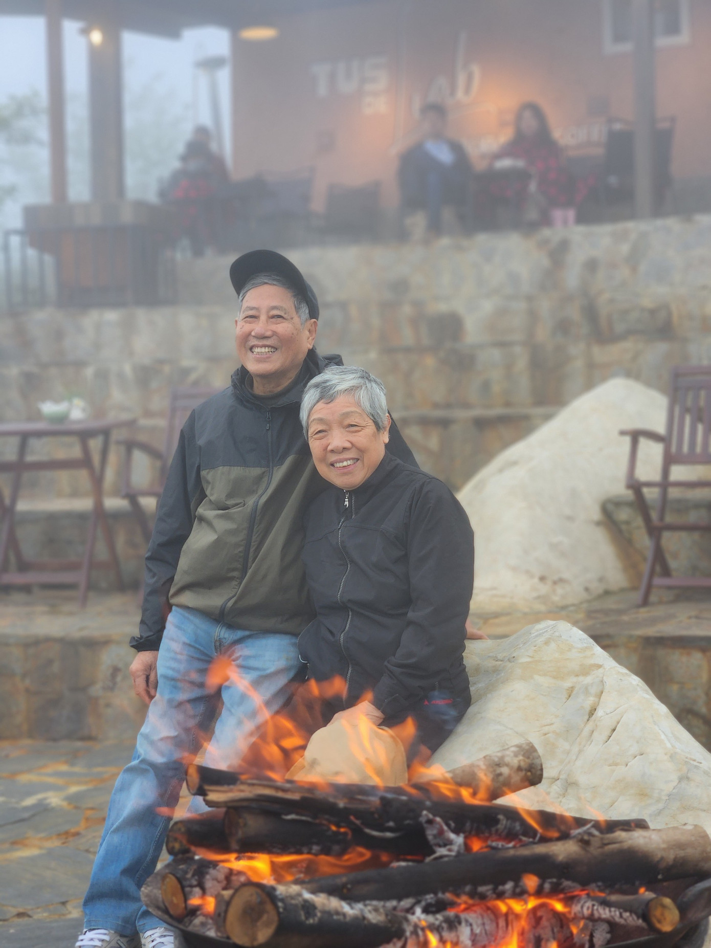 Tác giả Nguyễn Chiến Thắng và vợ. Tác giả Nguyễn Chiến Thắng và vợ.