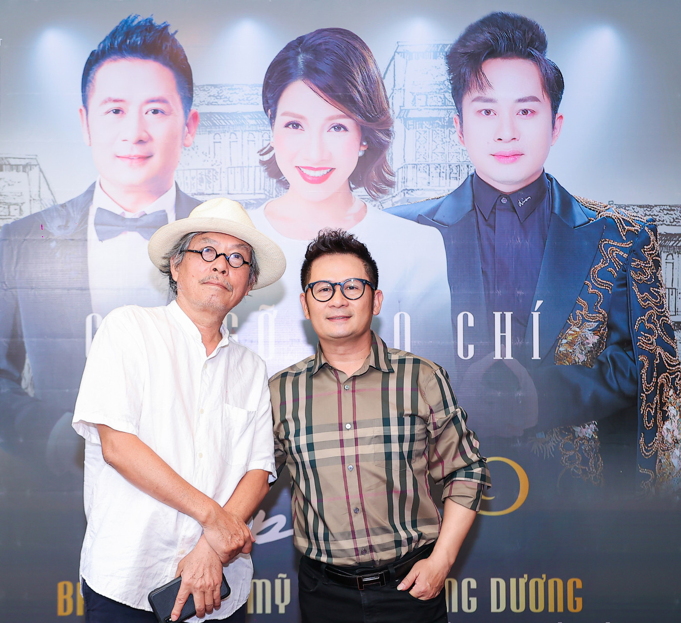 Đạo diễn Phạm Việt Thanh (trái) nói đùa rằng BTC nên mời Bằng Kiều kiêm thêm vai trò MC. Đạo diễn Phạm Việt Thanh (trái) nói đùa rằng BTC nên mời Bằng Kiều kiêm thêm vai trò MC.