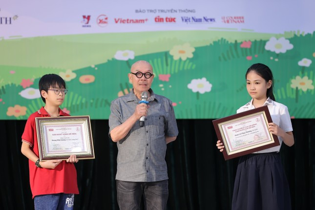 Họa sĩ nhí Hoàng Nhật Quang nhận giải Khát vọng Dế Mèn.