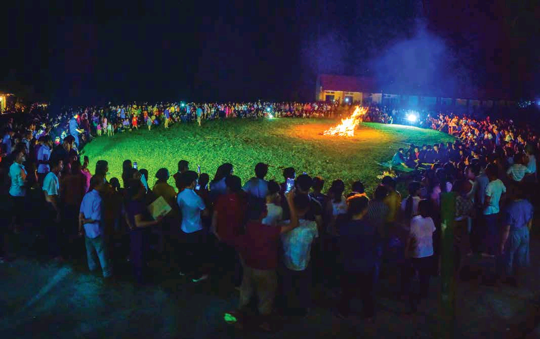 Lễ nhảy lửa của người Pà Thẻn thực sự là ngày hội, sinh hoạt văn hóa cố kết cộng đồng. Ảnh: Tuyenquang.gov.vn