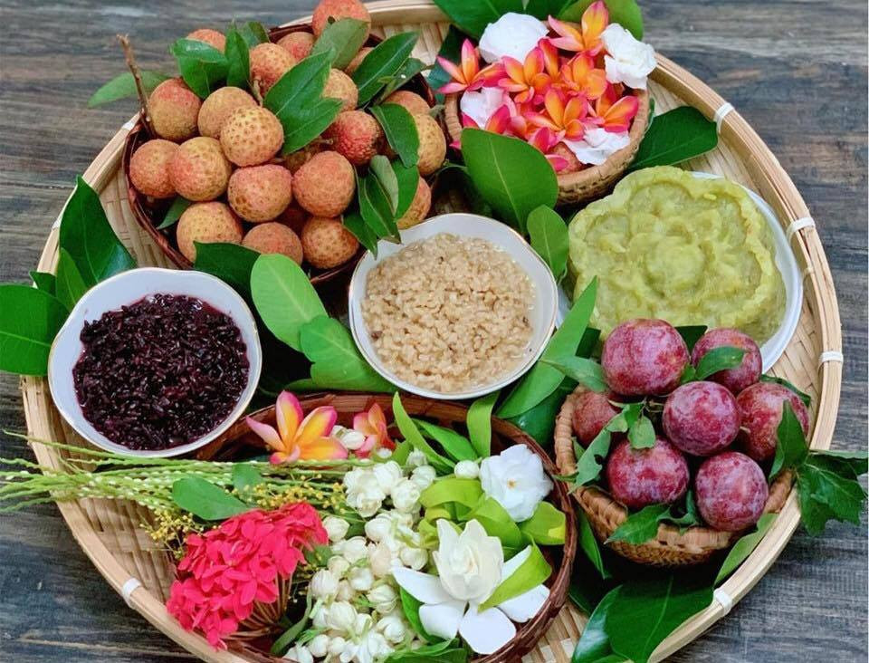 Hình ảnh một mâm cỗ cúng Tết Đoan Ngọ ngày nay. Hình ảnh một mâm cỗ cúng Tết Đoan Ngọ ngày nay.