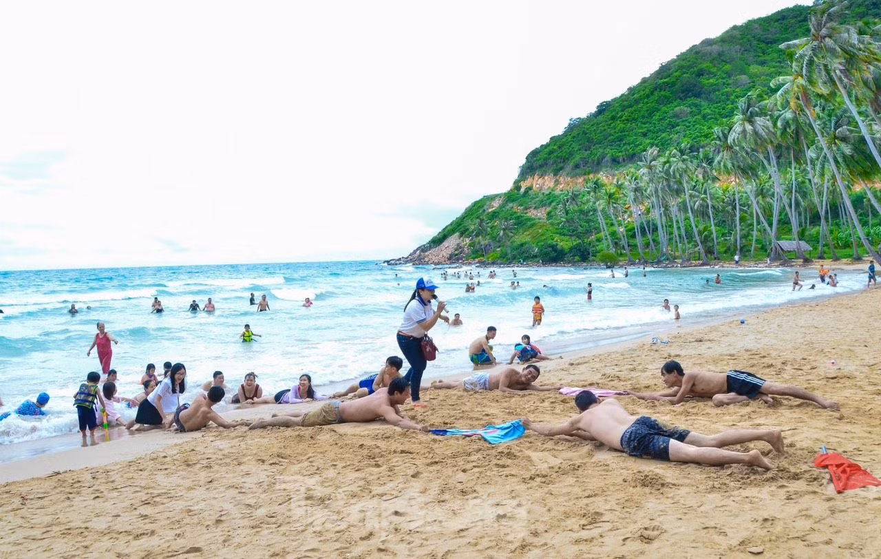 Du lịch biển lên ngôi mỗi dịp hè. Ảnh: Nhật Huy.