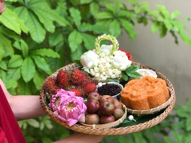 Dù có nhiều đổi thay nhưng cơm rượu nếp là thứ không thể thiếu trong mâm cúng Tết Đoan Ngọ. Dù có nhiều đổi thay nhưng cơm rượu nếp là thứ không thể thiếu trong mâm cúng Tết Đoan Ngọ.