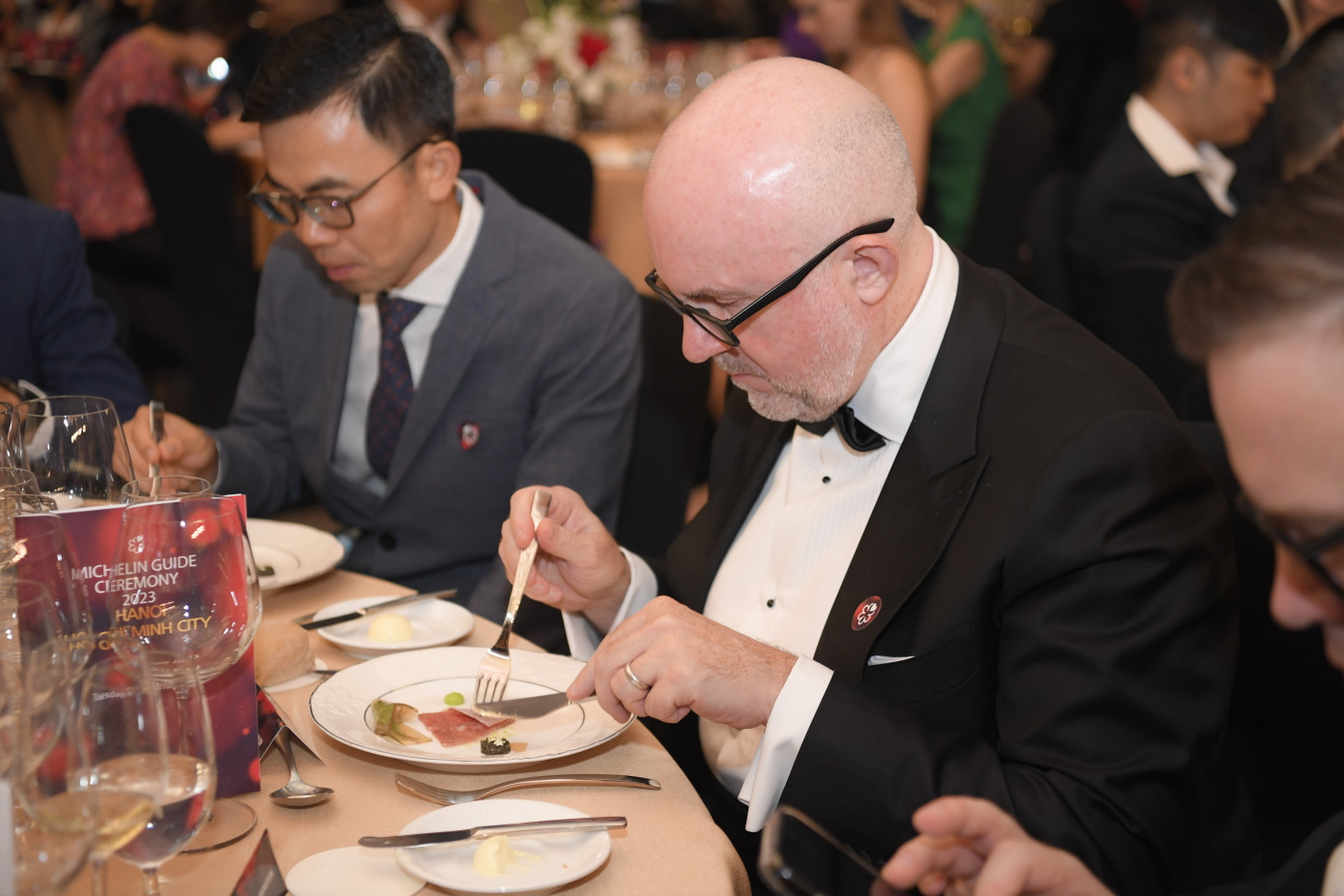 Khách mời thưởng thức món phở đặc biệt.