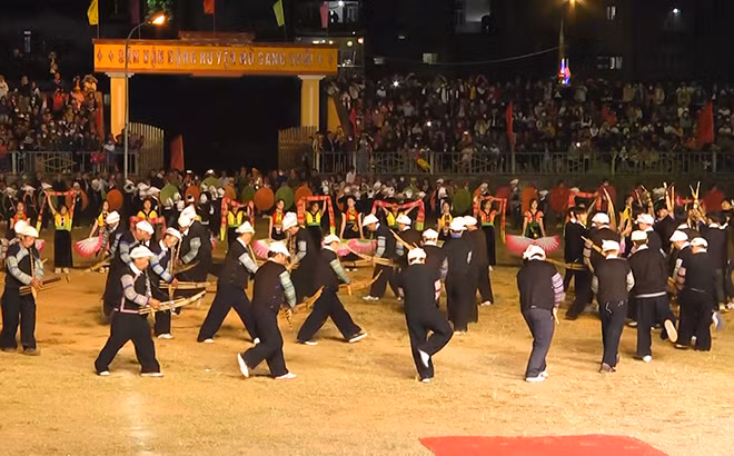 Đồng diễn múa Khèn Mông tại Festival Khèn Mông lần thứ nhất năm 2022. Ảnh: BYB.