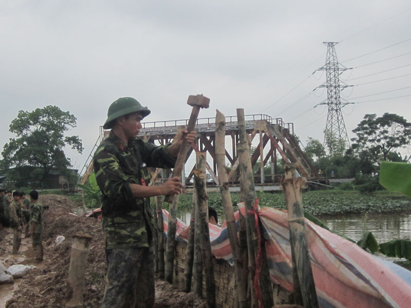 Đến trưa 9/8 hơn 150 bộ đội vẫn bám trụ đê
