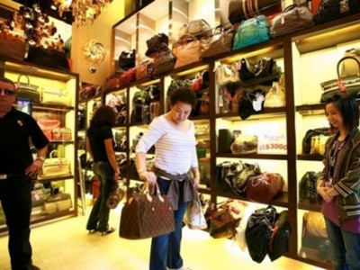 Giá của nhiều món hàng hiệu không dành cho những người 