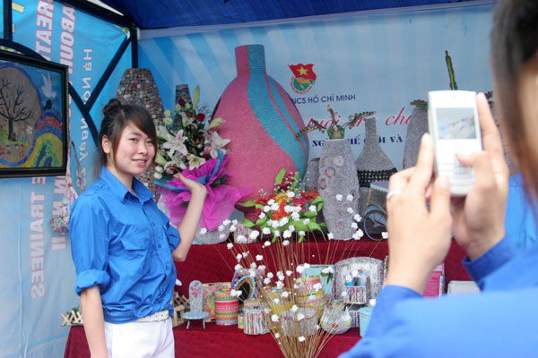 Hay chụp ảnh cùng với các sản phẩm trưng bày