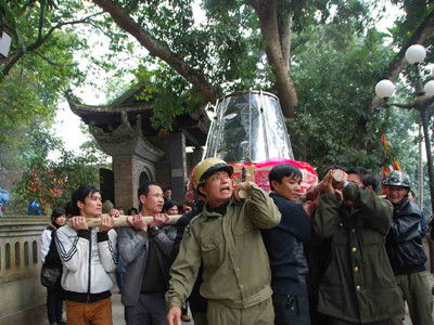 Chiếc oản nặng 448 kg bà con các dân tộc phường Kim Tân dâng lên Đền Thượng