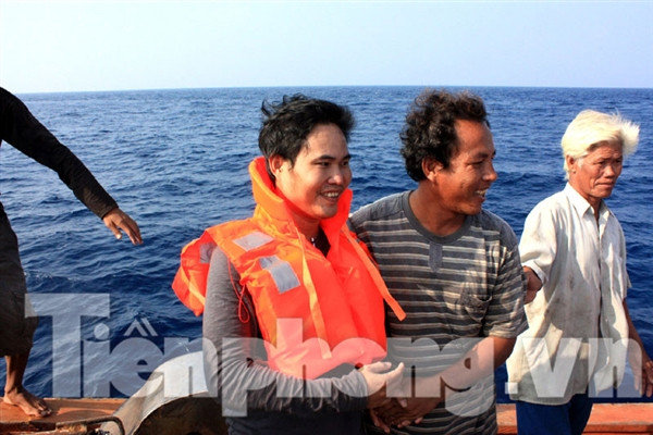 Phóng viên Tiền Phong cùng các ngư dân trên vùng biển Hoàng Sa
