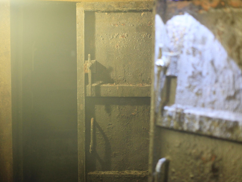 Hầm trú ẩn vẫn còn nguyên vẹn. Hầm trú ẩn vẫn còn nguyên vẹn