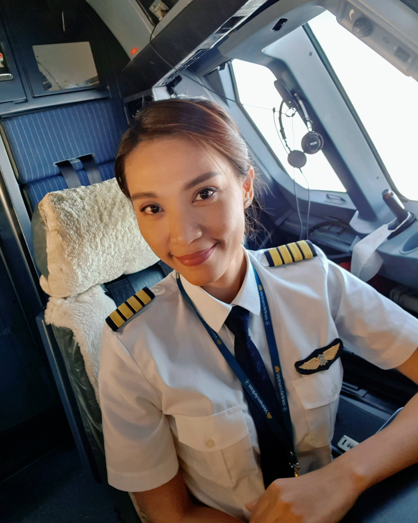 Trước khi "chuyển vai" làm phi công, Bích Ngọc từng là tiếp viên hàng không.