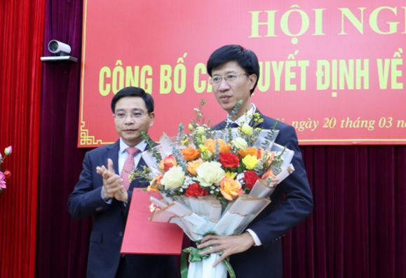 Bộ trưởng GTVT Nguyễn Văn Thắng trao Quyết định bổ nhiệm ông Đinh Công Minh làm Giám đốc Ban quản lý dự án Thăng Long. Bộ trưởng GTVT Nguyễn Văn Thắng trao Quyết định bổ nhiệm ông Đinh Công Minh làm Giám đốc Ban quản lý dự án Thăng Long.