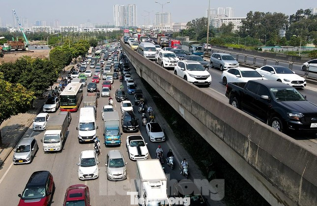 Bộ Tài chính đề xuất thu phí sử dụng đường bộ với ô tô sẽ được chia thành 8 mức (ảnh: Như Ý). Bộ Tài chính đề xuất thu phí sử dụng đường bộ với ô tô sẽ được chia thành 8 mức (ảnh: Như Ý).