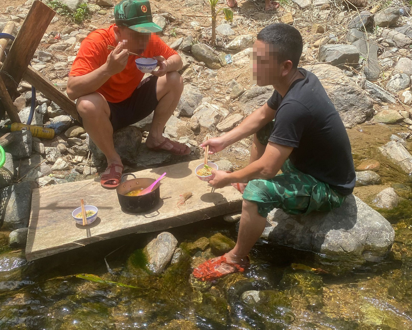 Bữa cơm bên suối của tổ mật phục (ảnh: Văn Chương).