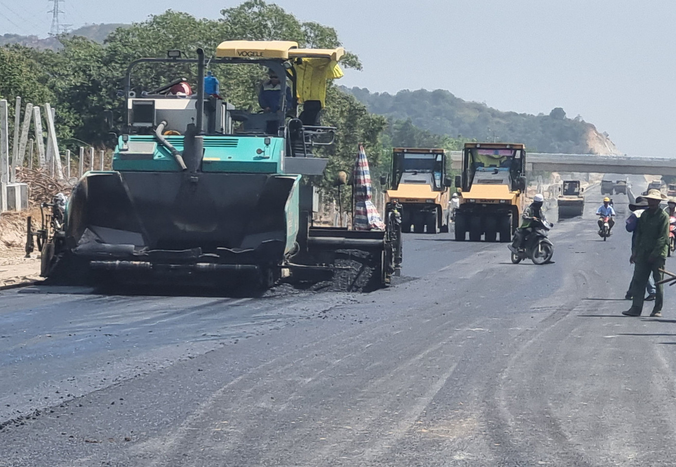 Một đoạn cao tốc Phan Thiết - Dầu Giây đang được thảm nhựa. Một đoạn cao tốc Phan Thiết - Dầu Giây đang được thảm nhựa.