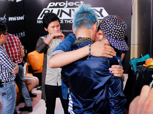 Các thí sinh xúc động chia tay Bá Tùng và Hoàng Minh