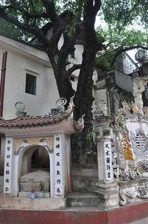 Cuốn “sổ đỏ” được nhân dân thờ phụng trong khuôn viên đình. Cuốn “sổ đỏ” được nhân dân thờ phụng trong khuôn viên đình