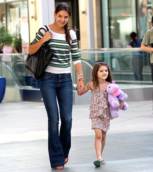 Jessica Alba đẹp rạng ngời bên con Bé Harlow Madden, con gái đầu lòng của cặp ‘sao’ Joe Madden – Nicole richie. Cô bé càng lớn càng đáng yêu và xinh đẹp và ‘style’ chẳng khác gì mẹ. Bức ảnh trên được ghi lại khi hai mẹ con dạo bước ở Beverly Hills. Berry và con gái đang chơi đùa ở một bãi biển tại California Bà Becks bên công chúa nhỏ của mình Pink và con gái. Cậu nhóc Mason của ngôi sao truyền hình thực tế Kourtney Kardashian luôn ăn mặc thời trang và sành điệu. Vào ngày sinh nhật 2 tuổi, hai mẹ con tổ chức tiệc ngộ nghĩnh theo phong cách cao bồi. Skyler là con trai đầu lòng của Rachel Zoe Con gái cả Leni, 8 tuổi, thừa hưởng nhiều nét đẹp của siêu mẫu Heidi Klum. Cô bé giống như bản sao nhỏ bé của mẹ. Con gái của nữ diễn viên Gwyneth Paltrow thừa hưởng vẻ đẹp mơ màng của mẹ. Cô bé rất giống ngôi sao "Shakespeare đang yêu" thời trẻ. Suri xinh xắn của nhà Katie và Tom