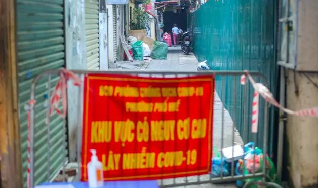 Con ngõ trở nên vắng lặng, cư dân không được ra khỏi nhà trừ trường hợp cấp bách Con ngõ trở nên vắng lặng, cư dân không được ra khỏi nhà trừ trường hợp cấp bách