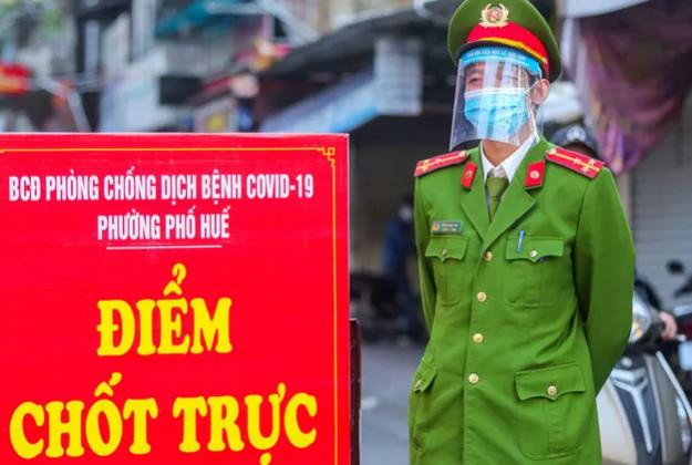 Lực lượng chức năng phường Phố Huế đã tăng cường nhân lực, thường xuyên túc trực tại điểm phong toả Lực lượng chức năng phường Phố Huế đã tăng cường nhân lực, thường xuyên túc trực tại điểm phong toả