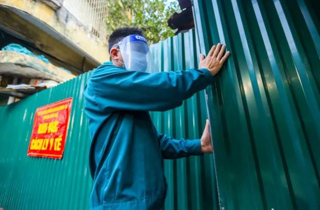 Dựng những tấm tôn lớn làm "chốt cứng" tại một số con ngõ Dựng những tấm tôn lớn làm "chốt cứng" tại một số con ngõ