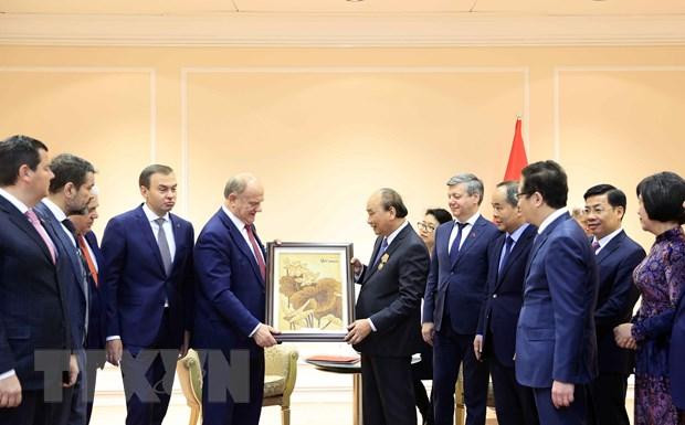 Chủ tịch Đảng Cộng sản Nga Gennady Zyuganov tặng quà lưu niệm cho Chủ tịch nước Nguyễn Xuân Phúc. (Ảnh: Thống Nhất/TTXVN)