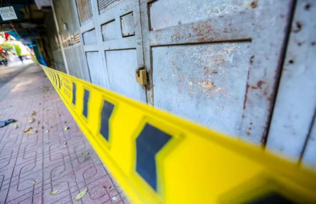 Dây căng dọc theo một số nhà trên phố Nguyễn Công Trứ, tất cả những người dân ở đây đều không được ra khỏi nơi cư trú Dây căng dọc theo một số nhà trên phố Nguyễn Công Trứ, tất cả những người dân ở đây đều không được ra khỏi nơi cư trú