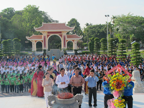 Học sinh Trường THPT chuyên Phan Ngọc Hiển báo công thành tích học tập, rèn luyện…tại Khu tưởng niệm Bác Hồ