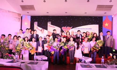 Các tác giả đoạt giải chụp ảnh kỷ niệm