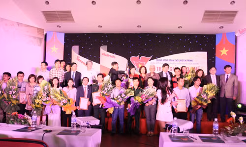 Các tác giả đoạt giải chụp ảnh kỷ niệm