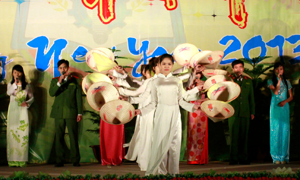 Và nét Việt được thể hiện tại đêm Dạ hội có hình ảnh áo dài, nón lá gắn với màn múa hát 