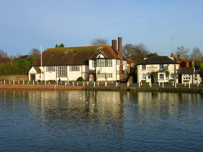 Du khách thường đi dạo để tận hưởng không khí trong mát ven hồ