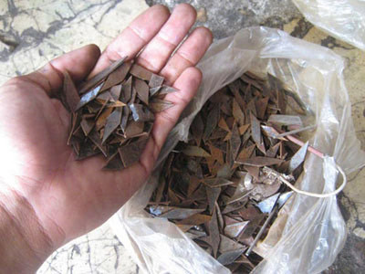 Những miếng sắt cắt nhọn đầu được đinh tặc sử dụng để "bẫy" các phương tiện giao thông. Ảnh: Internet Những miếng sắt cắt nhọn đầu được đinh tặc sử dụng để