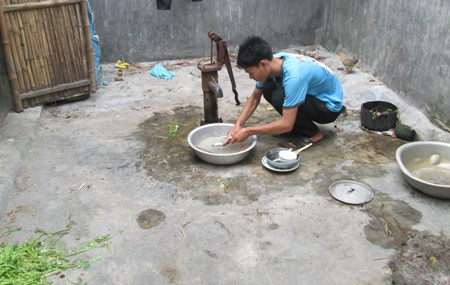 Sau mỗi buổi đi học về Vinh lại phải tự xoay xở bữa cơm qua quýt cho mình