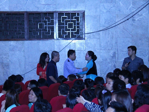 Người đàn bà lạ bị lực lượng bảo vệ chặn lại.