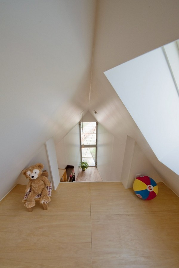 Phòng ngủ ở tầng một Phòng khách với góc làm việc nhỏ. Từ tầng hai nhìn xuồng khu vực bếp ở tầng một. Phòng bếp ngăn nắp với bàn ăn nhỏ giành cho ba người ở ngay bên cạnh Phòng cho bé. Phòng tắm đầy đủ tiện nghi.