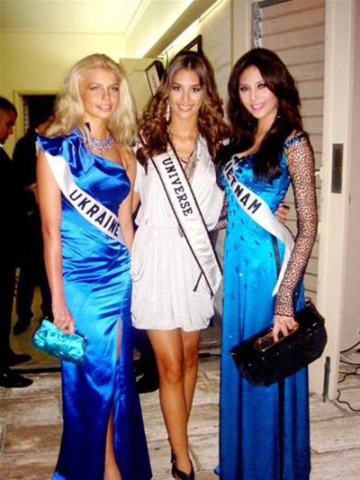 Tối 7/8, tại buổi tiệc chiêu đãi các thí sinh Miss Universe, Hoàng Yến "nổi bật" trong bộ áo dài truyền thống màu xanh bên cạnh Hoa hậu Hoàn vũ 2008 Dayana Mendoza...