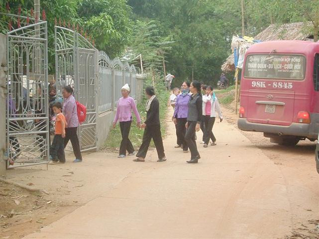 Nghe tin đồn, hàng trăm người dân vẫn gõ cửa xin thầy phán bệnh Nghe tin đồn, hàng trăm người dân vẫn gõ cửa xin thầy phán bệnh