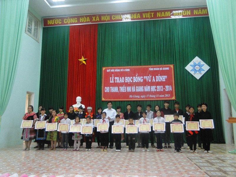 Các em có hoàn cảnh khó khăn nhận học bổng từ Quỹ học bổng Vừa A Dính