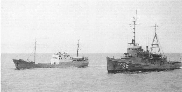 Tàu trinh sát Gidrofon – Liên Xô và tàu tác chiến điện tử Abnaki - ATF96 của Mỹ song hành trên biển Đông.