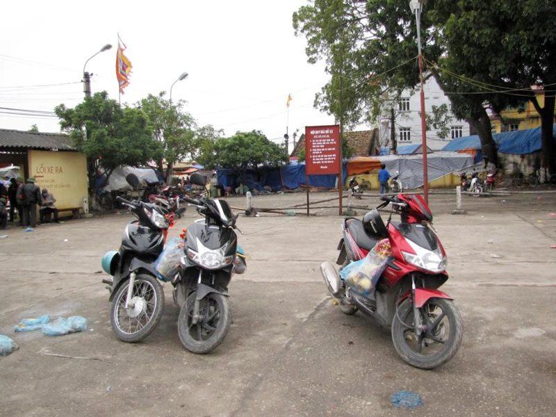 Bốn chiếc xe dựng cùng nhau đã bị kẻ gian lấy mất chiếc SH. Ảnh: Tuấn Nguyễn