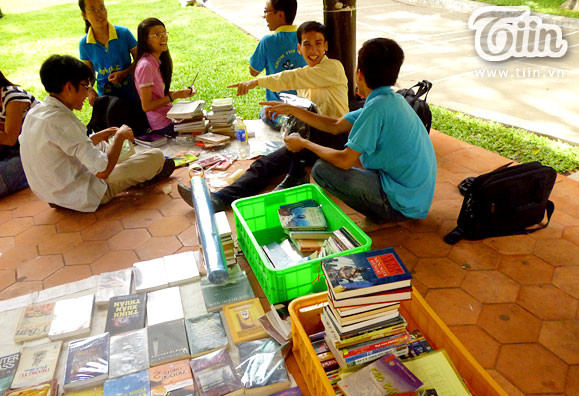 Sách mới về đều được các bạn bọc lại rất kĩ. Vì nhiều sách, không gian lại mát mẻ nên thư viện thu hút nhiều bạn đọc